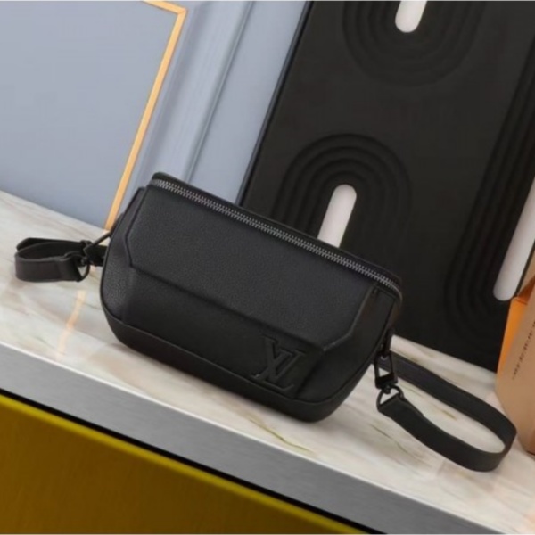 LOUIS VUITTON  Pilot   M83563 루이비통 크로스백