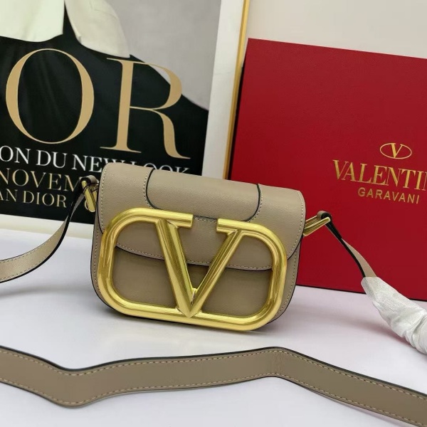 VALENTINO Garavani MAXI 18CM 발렌티노 숄더백