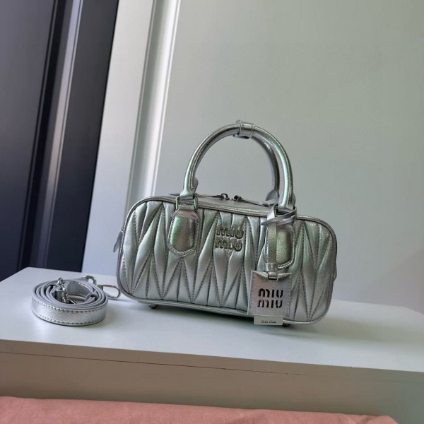MIU MIU  Matelasse 5BB142# 22CM 미우 미우 숄더백